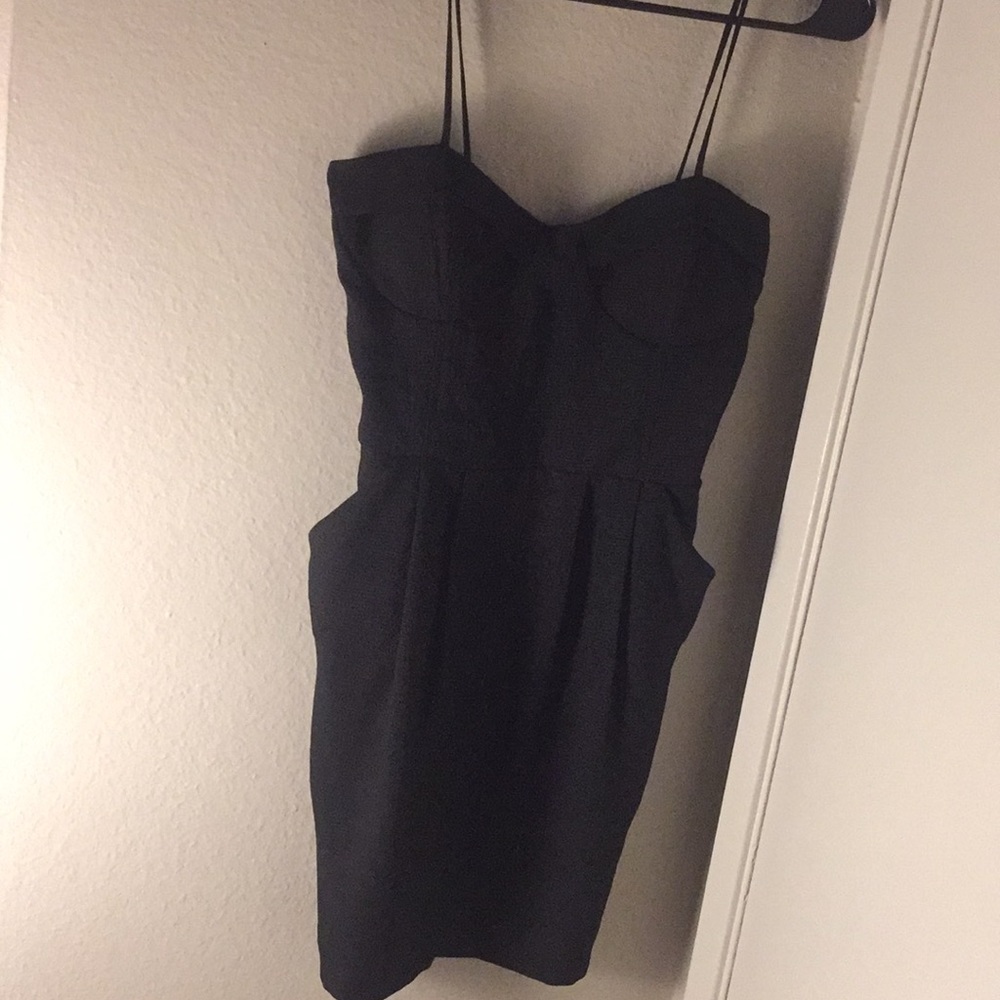 Insanely cute black dress with pockets !